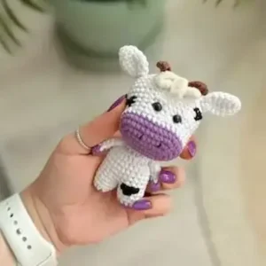 El yapımı amigurumi inek Möcük anahtarlık modeli. Sevimli ve kolay örülen bu örgü tasarım, anahtarlık olarak kullanılabilir.