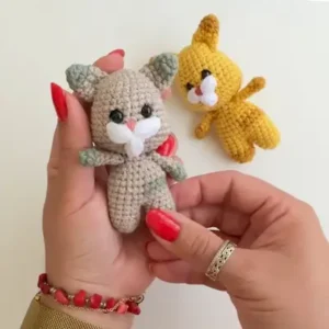 El yapımı amigurumi kedi anahtarlık modeli. Sevimli ve pratik örgü tasarımı, örgü severler ve yeni başlayanlar için harika bir proje.