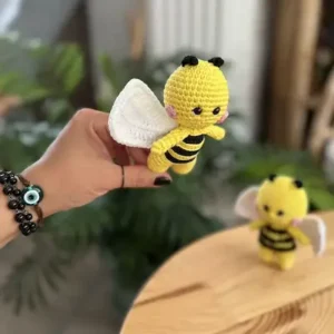 Sevimli amigurumi arıcık anahtarlık tarifi. Kolay ve detaylı anlatımla, örgü severler için mükemmel bir proje.