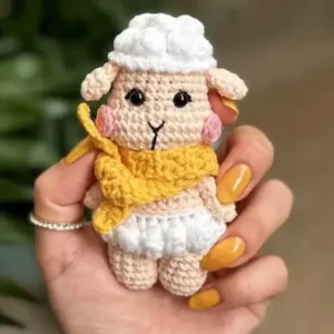 El yapımı amigurumi kuzucuk anahtarlık modeli. Sevimli ve kolay örülebilen örgü tasarımı, yeni başlayanlar ve örgü severler için harika bir proje.