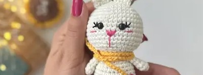 Amigurumi Temel Seviye – Yeni Başlayanlar İçin Kolay Örgü Teknikleri dersi, tavşan modeli örülerek gösterilen basit örgü adımlarını içeriyor